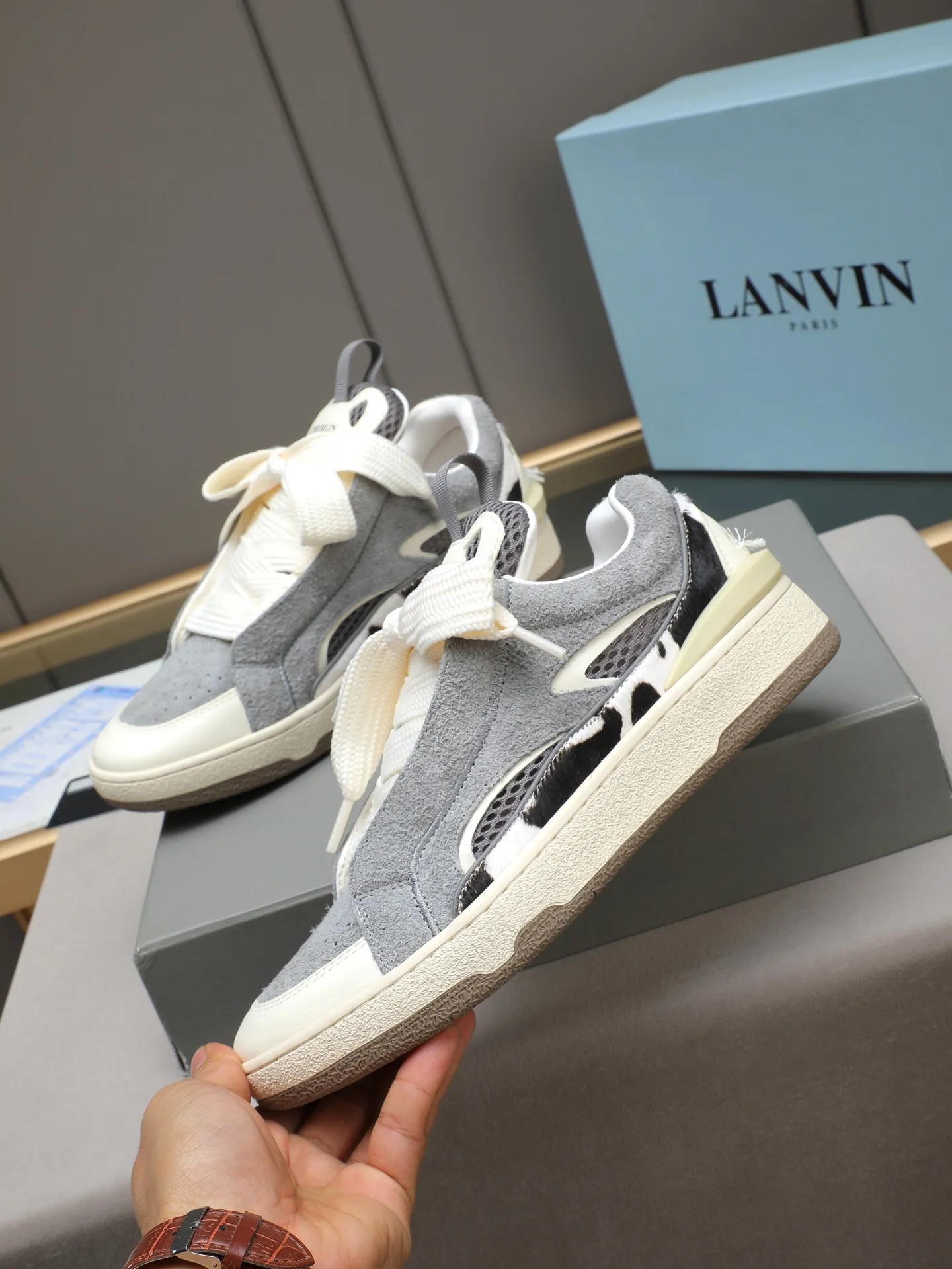 Men's shoes 💰640 [LANVIN] The latest fashionable item! High quality CLAY series‼ ️ The latest trendy products of the season 🌈Many bloggers have planted grass and purchased the original open-mold customization. The upper and outsole are sewn with mark threads without edge sealing. Multiple material splicing combination design. Very versatile for fashionable and casual wear. Comfortable on the feet. Self-recommended. Upper cowhide + cow suede + breathable mesh lining. Foot-padding cowhide. Exclusive original open-mold clear logo rubber outsole ⚠️38-44 (customized for 45)